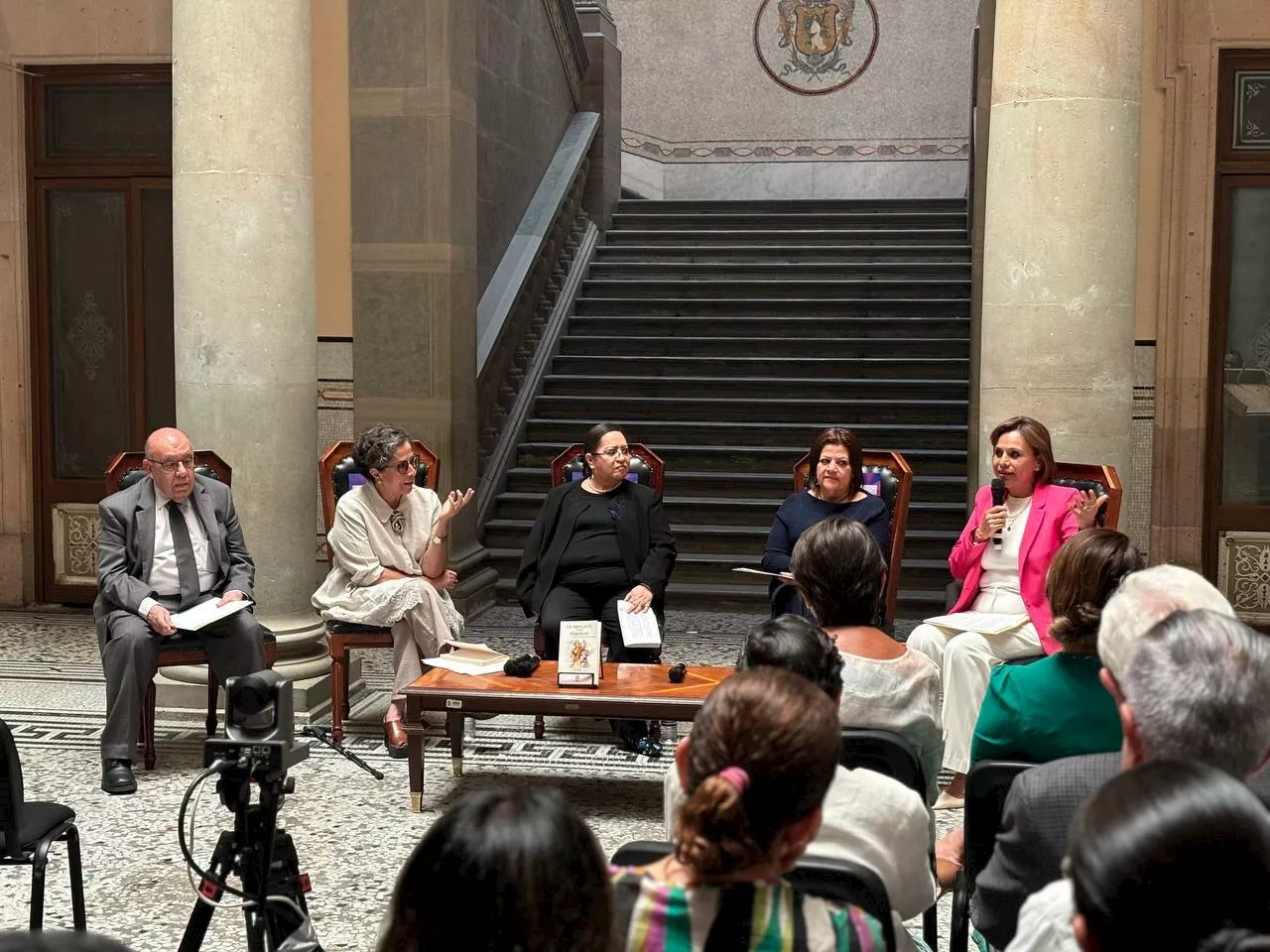 Presenta ex rectora de la UG campus Guanajuato Teresita Rendón nuevo libro