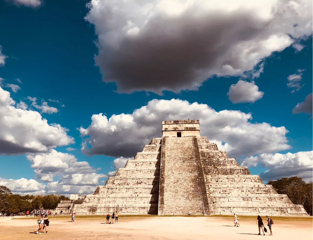 Ancient Maya genomes reveal the practice of male twin ritual sacrifice at Chichén Itzá