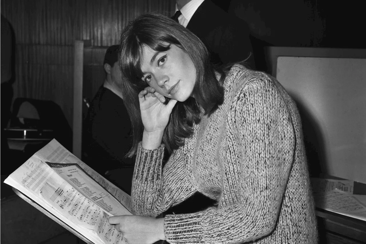 Françoise Hardy, French Singer and International Sixties Icon, Dead at 80