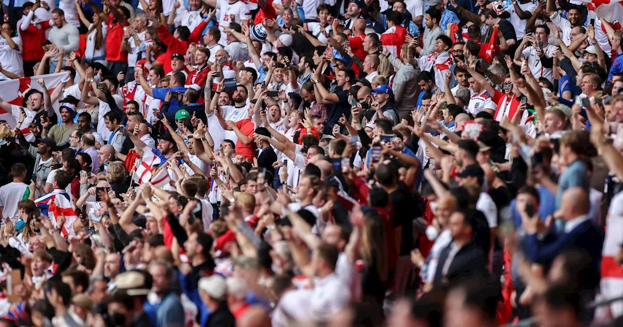 Düsseldorf: Elf Sonderflüge voller England-Fans landen in Düsseldorf​