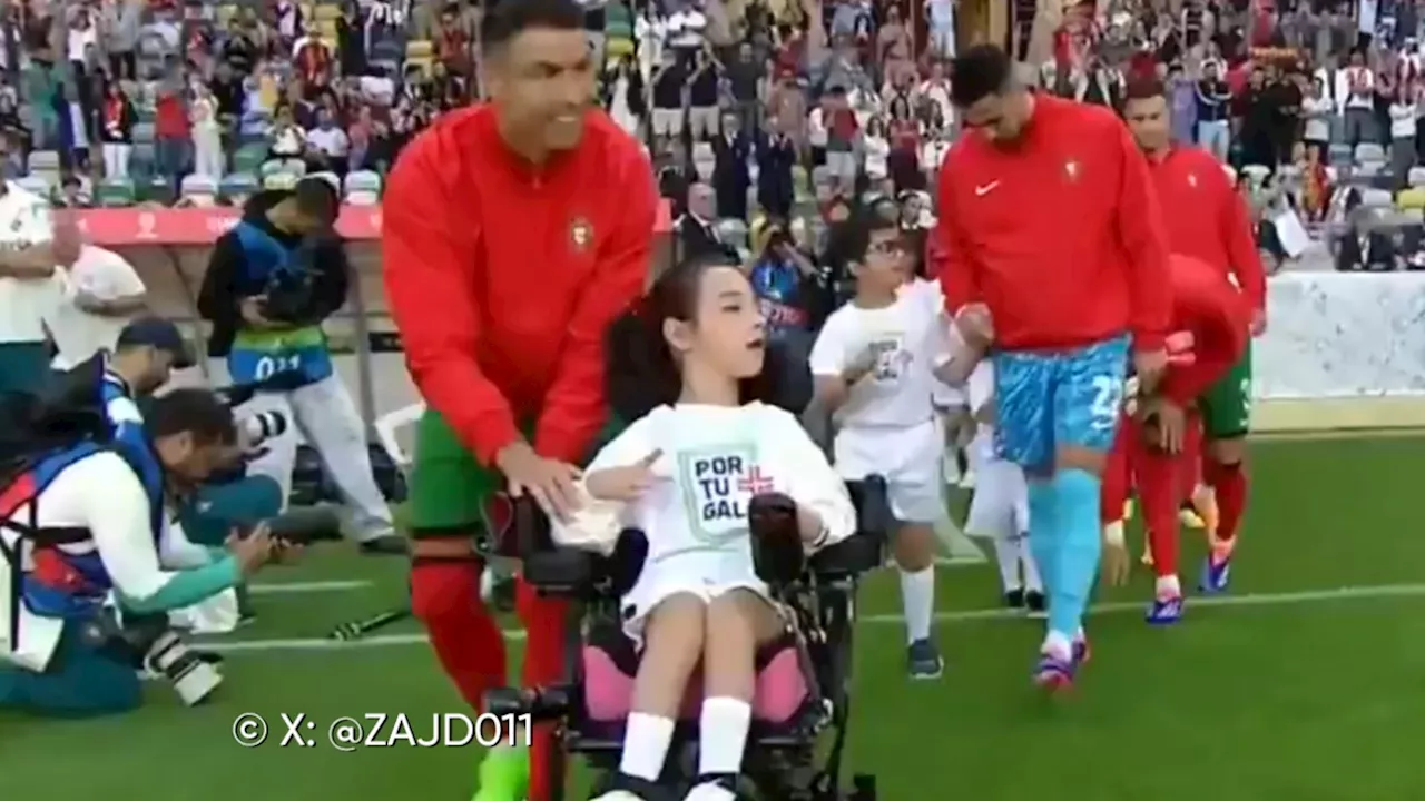 Une image magnifique: Cristiano Ronaldo monte sur le terrain avec une petite fille en chaise roulante