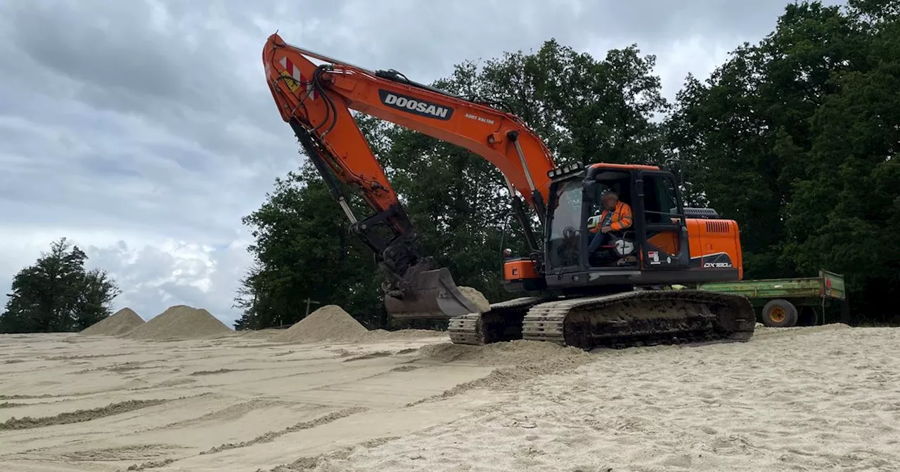 Groot materieel ingezet voor weghalen roetlaag 't Nije Hemelriek