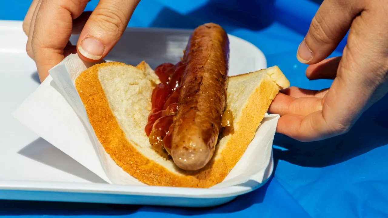 ‘Disgusting’: Hefty price of sausage sizzle baffles as internet left divided