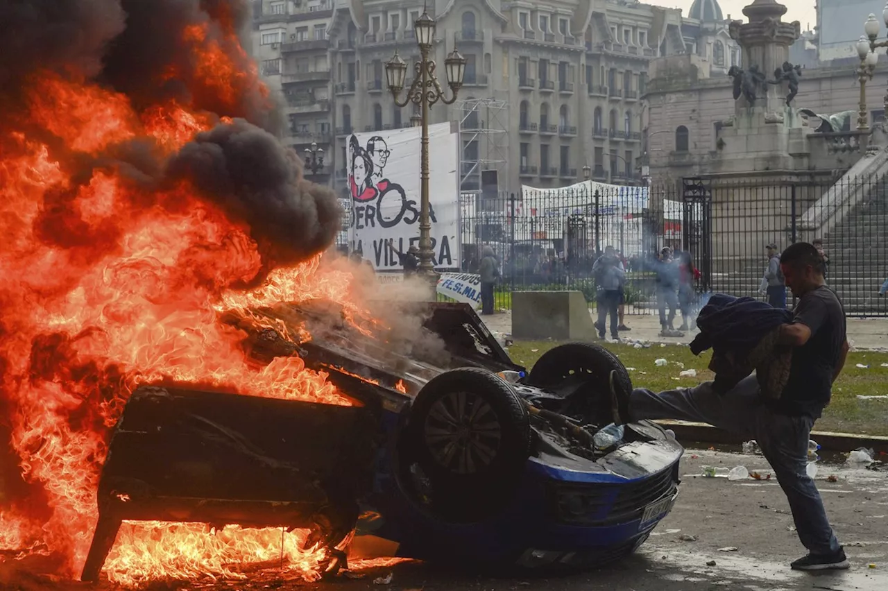 Polícia entra em choque com manifestantes antes da votação da Lei de Bases na Argentina