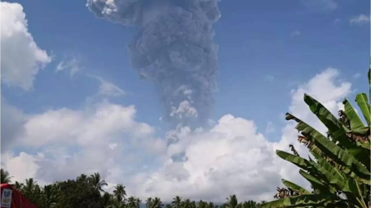 Gunung Ibu Meletus Hasilkan Awan Abu Kelabu-Hitam Setinggi 4 Kilometer