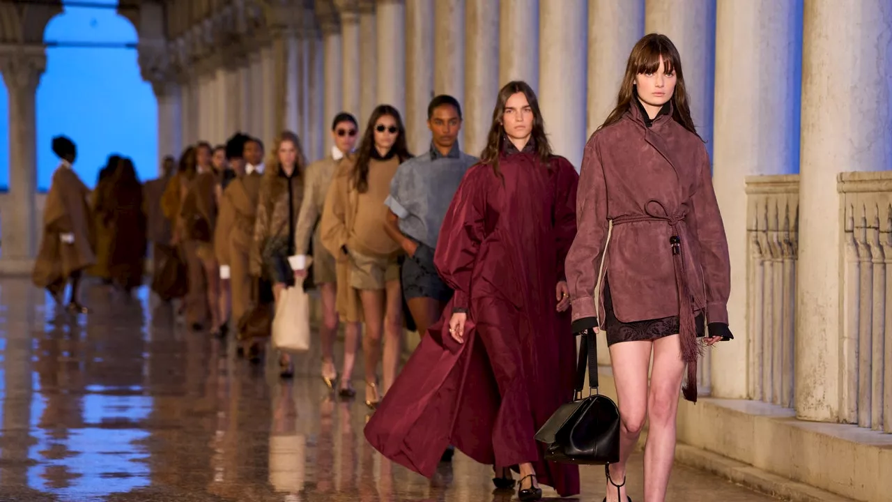 La sfilata Max Mara Resort 2025 a Palazzo Ducale di Venezia, è una interpretazione femminile della figura di Marco Polo