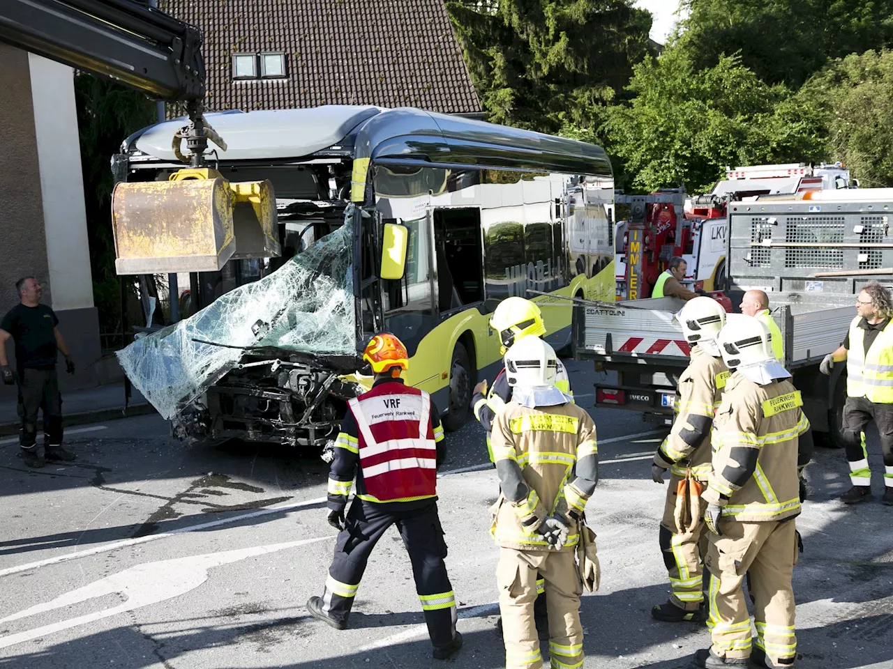 E-Landbus kracht in Haus, zerstört Haltestelle und kommt vor Kindergarten zum Stillstand