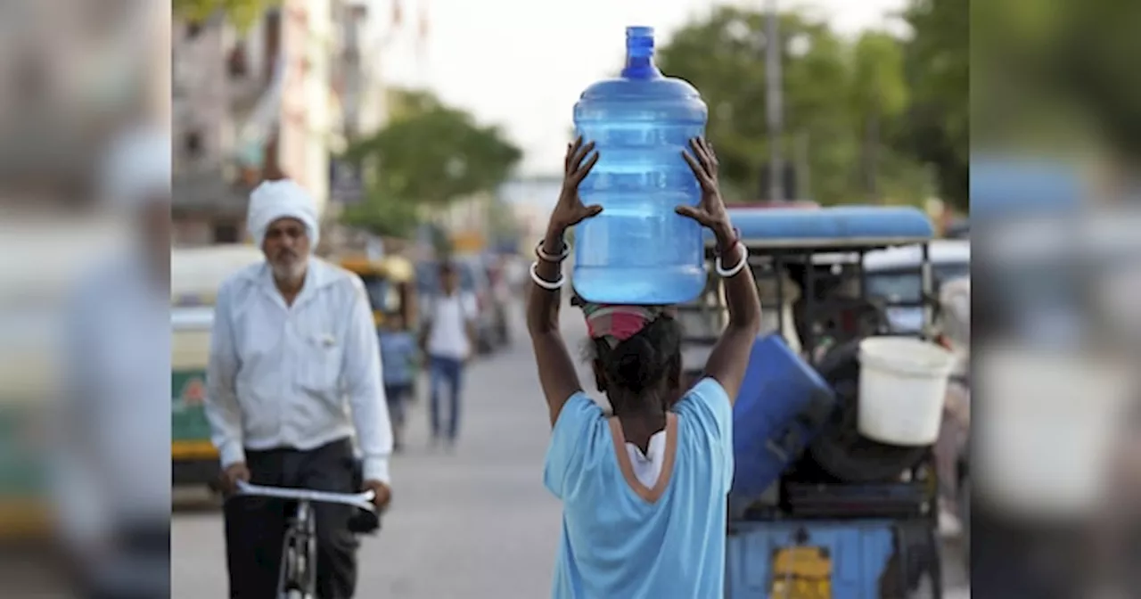 Delhi Water Crisis: आसमान से आग और जमीन पर सूखा... बूंद-बूंद पानी को तरसती दिल्ली का दर्द देखिए