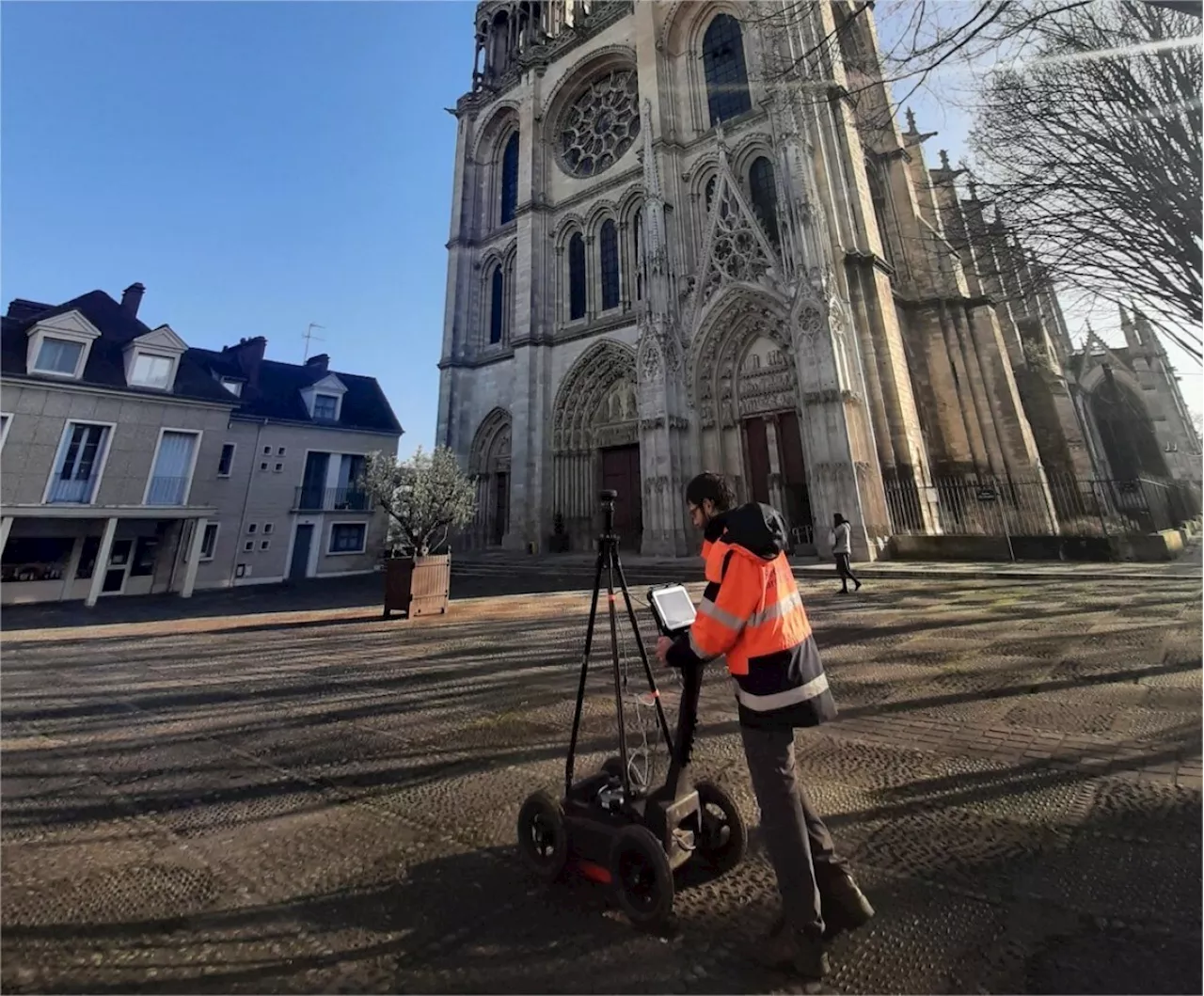 Yvelines : une mystérieuse église cachée depuis des siècles sous le parvis d’une collégiale ?