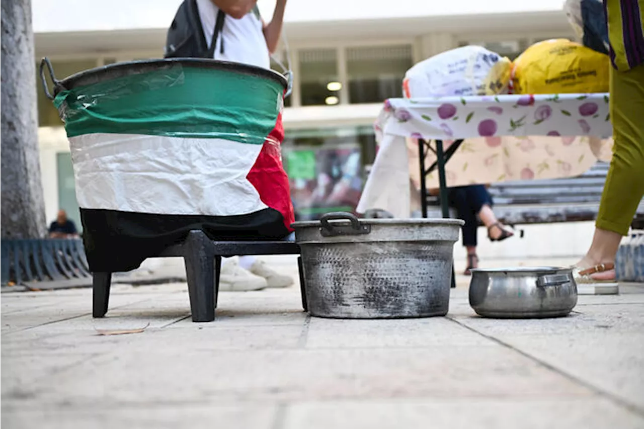 In piazza a Brindisi la cena dei manifestanti contro il G7