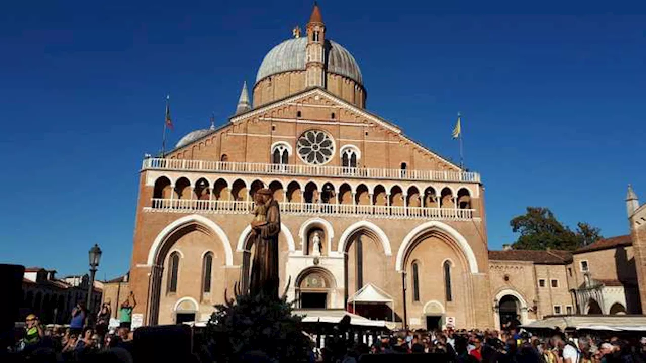 Padova in festa per Sant'Antonio, migliaia di fedeli in processione