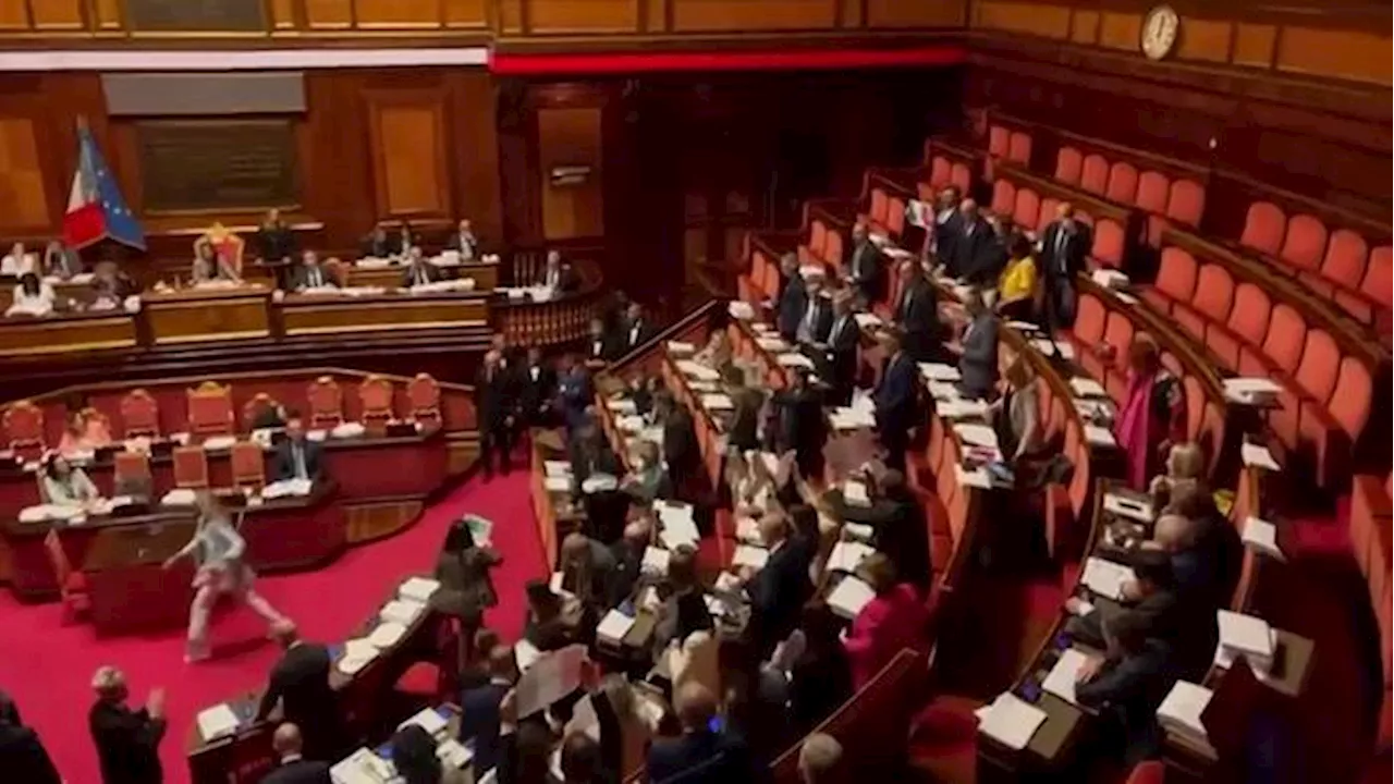 Premierato, bagarre anche al Senato: le opposizioni sventolano il Tricolore