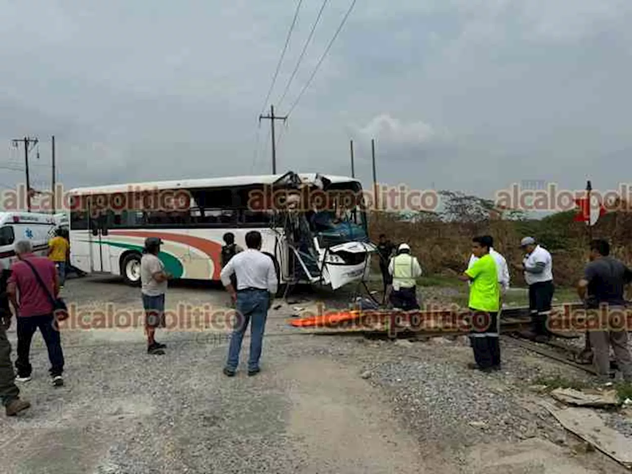 Autobús sin frenos choca contra locomotora detenida, en Coatzacoalcos; hay un muerto