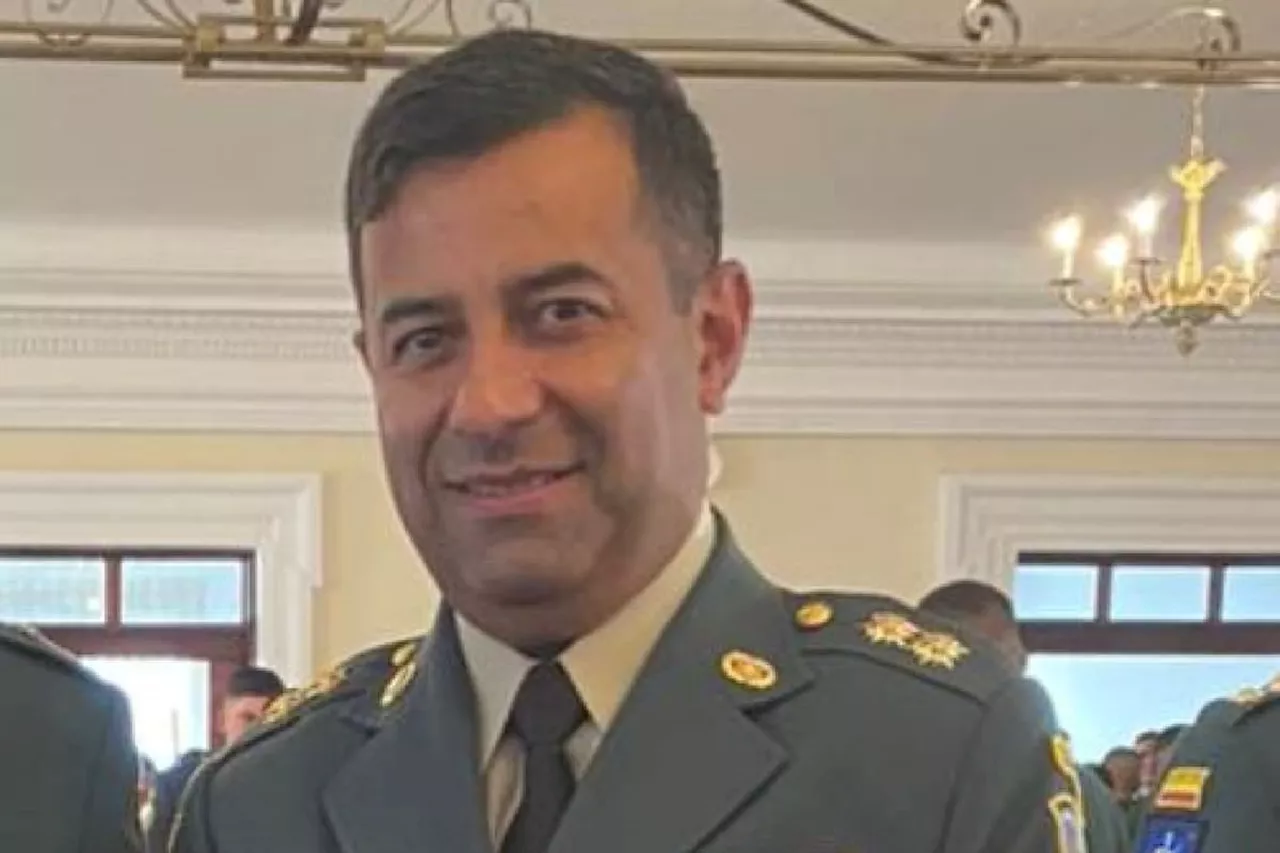 Sale del Ejército el General Óscar Vera, quien fue jefe de Inteligencia en gobierno Duque