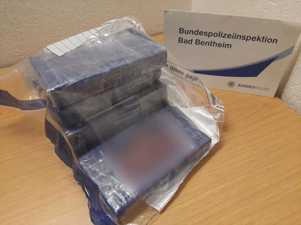 Rund 5,5 Kilo Kokain im Wert von rund 400.000 Euro beschlagnahmt - Mutmaßliche Drogenschmuggler in Untersuchungshaft