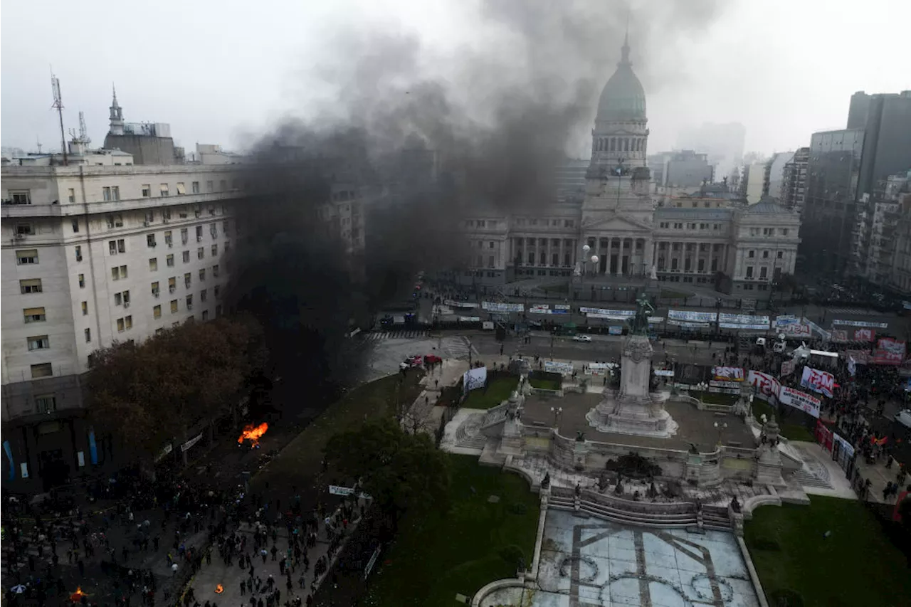 Protestas contra la Ley de Bases en Argentina termina con violentos disturbios