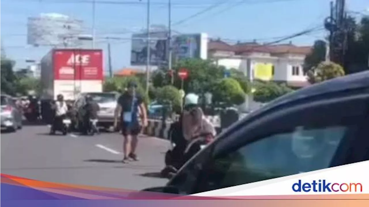 Aksi Tak Terpuji Bule Pukul Wanita Pemotor di Tengah Jalan Kuta