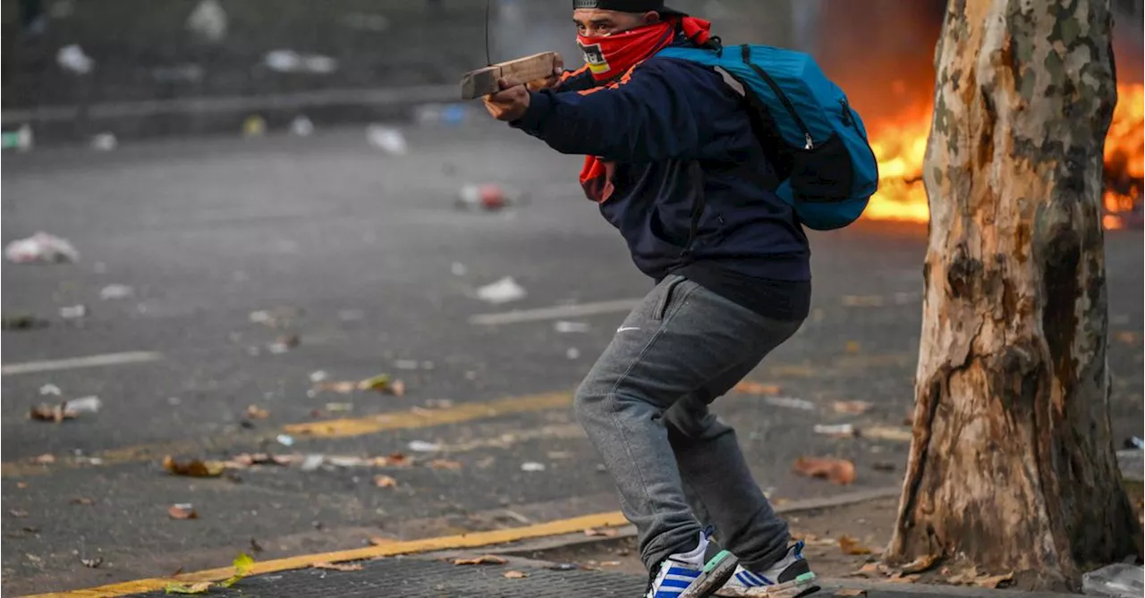 Argentinien: Heftige Krawalle während Debatte über radikales Reformpaket in Buenos Aires