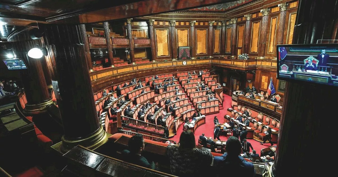 Bagarre al Senato: tutte le senatrici occupano i banchi del governo, stop al voto sul premierato