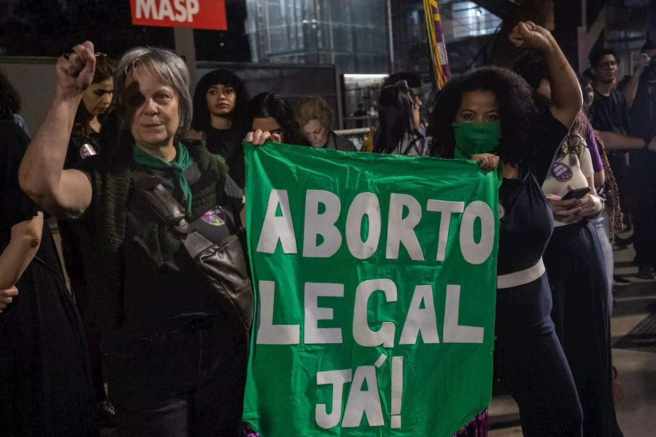 Manifestantes protestam na Avenida Paulista contra projeto que equipara aborto a crime de homicídio