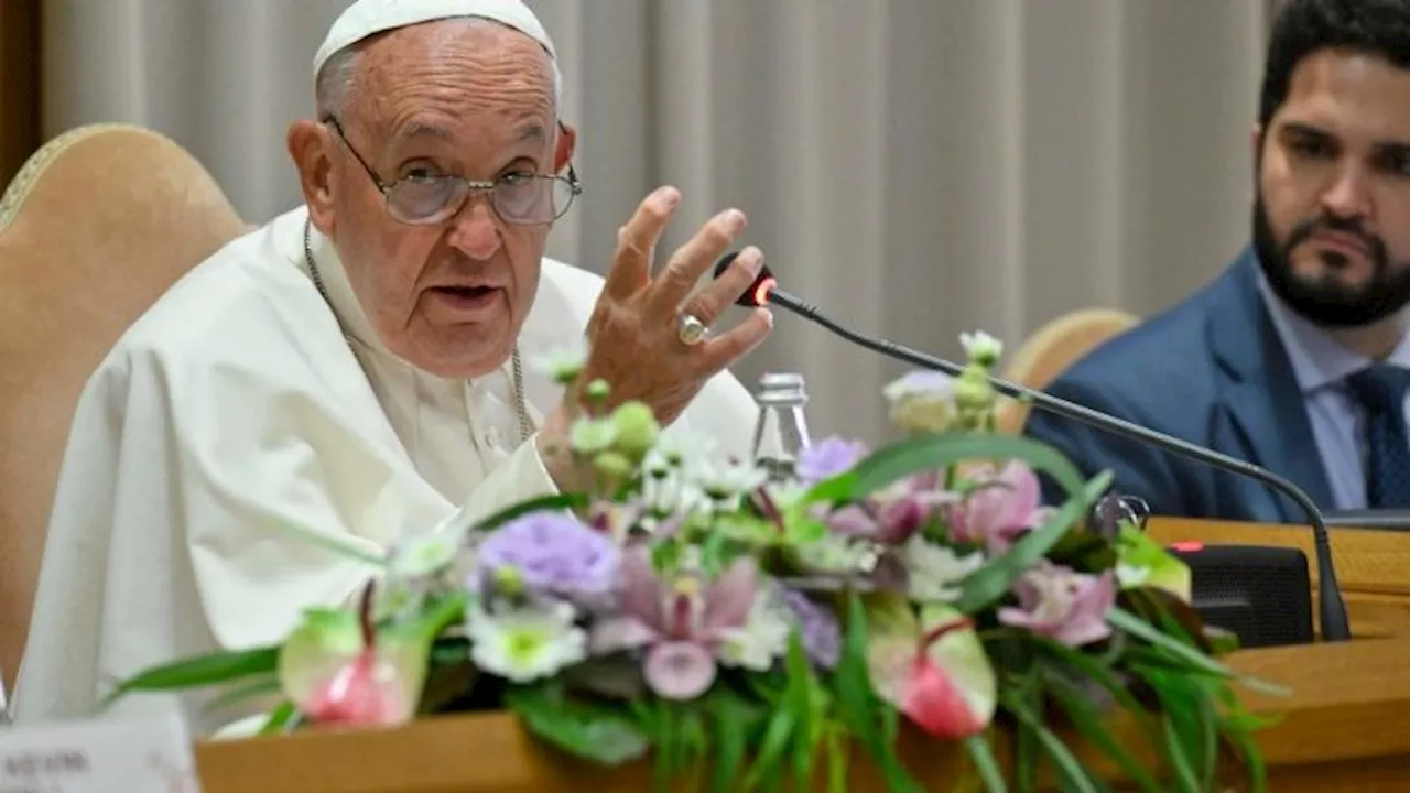 Pope: Resist temptation of 'closed circles'