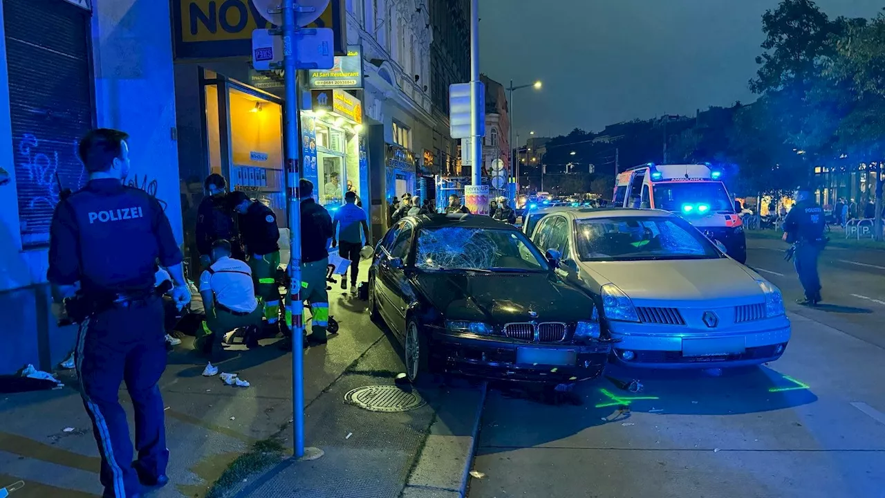 Schwerer Gürtel-Crash: BMW rast in Personengruppe