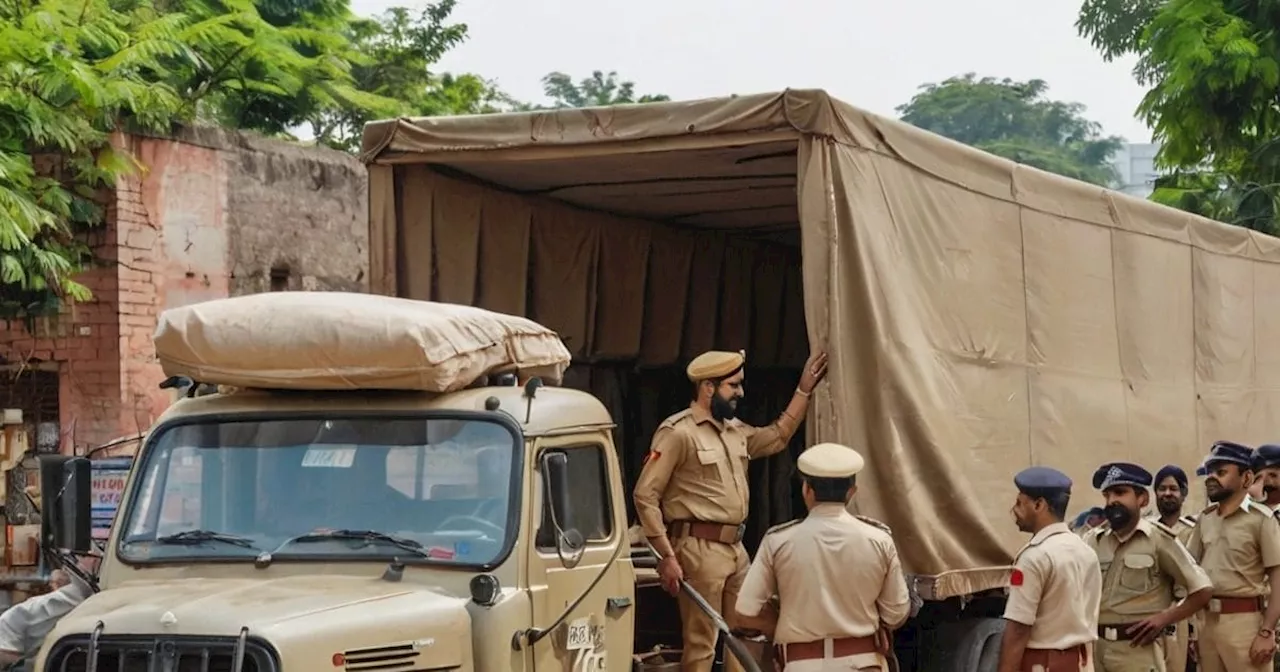 ट्रक में कुछ नहीं है बाबू जी... पुल‍िस को रोकता रहा ड्राइवर, फ‍िर जैसे ही खोला गेट तो फटी रह गईं आंखें...