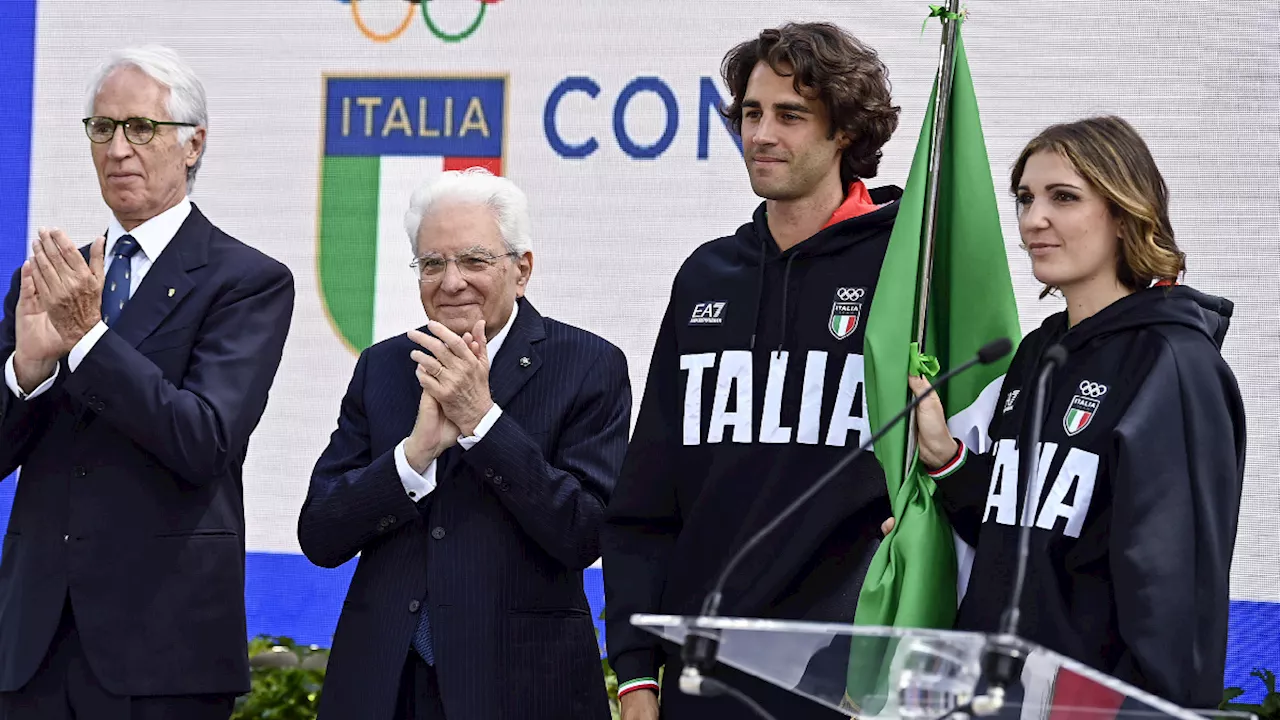 Parigi 2024, il presidente Mattarella consegna il Tricolore a 'Gimbo' Tamberi e Arianna Errigo