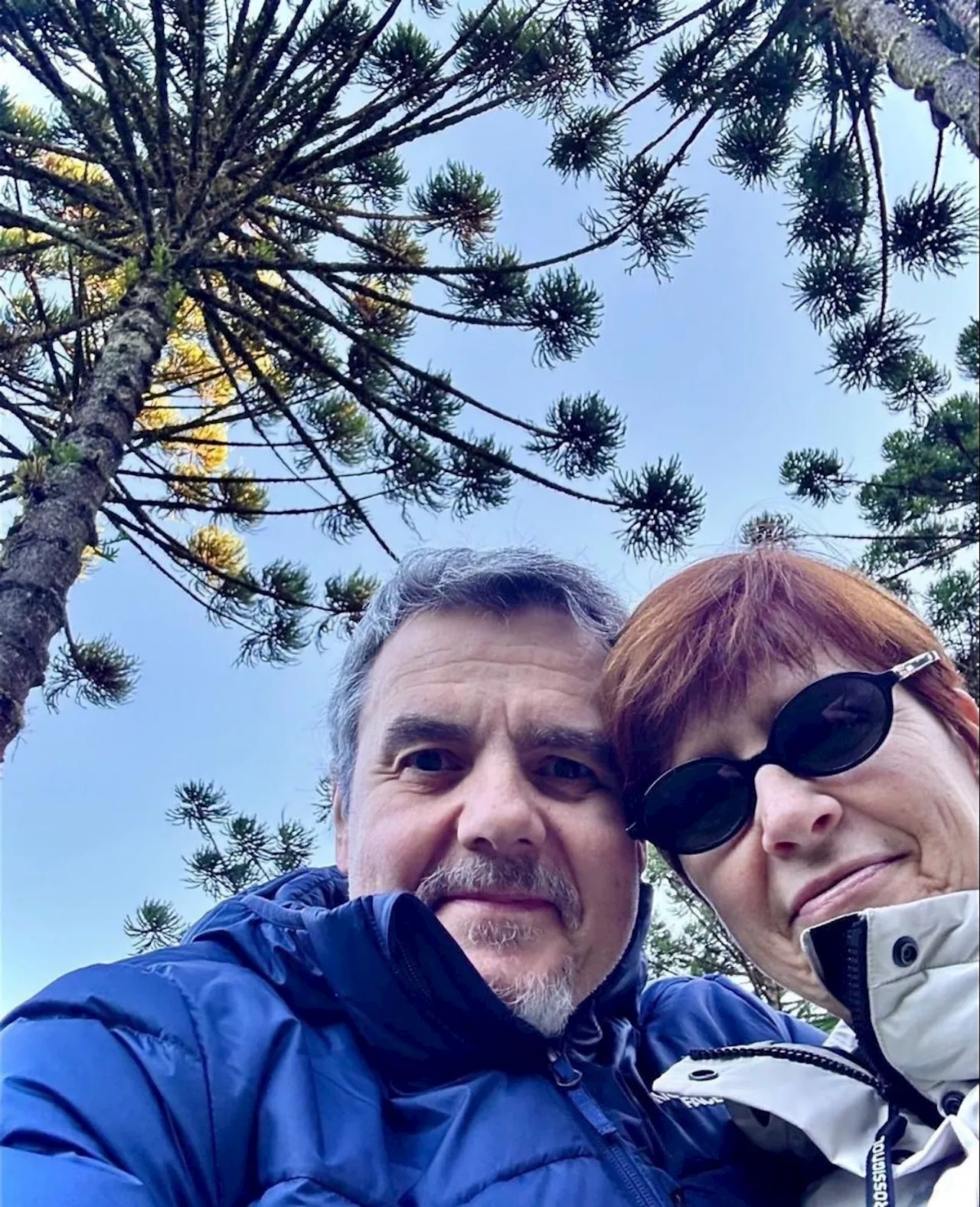 Estrela dos anos 80, Lídia Brondi reaparece em foto com o marido, Cássio Gabus Mendes