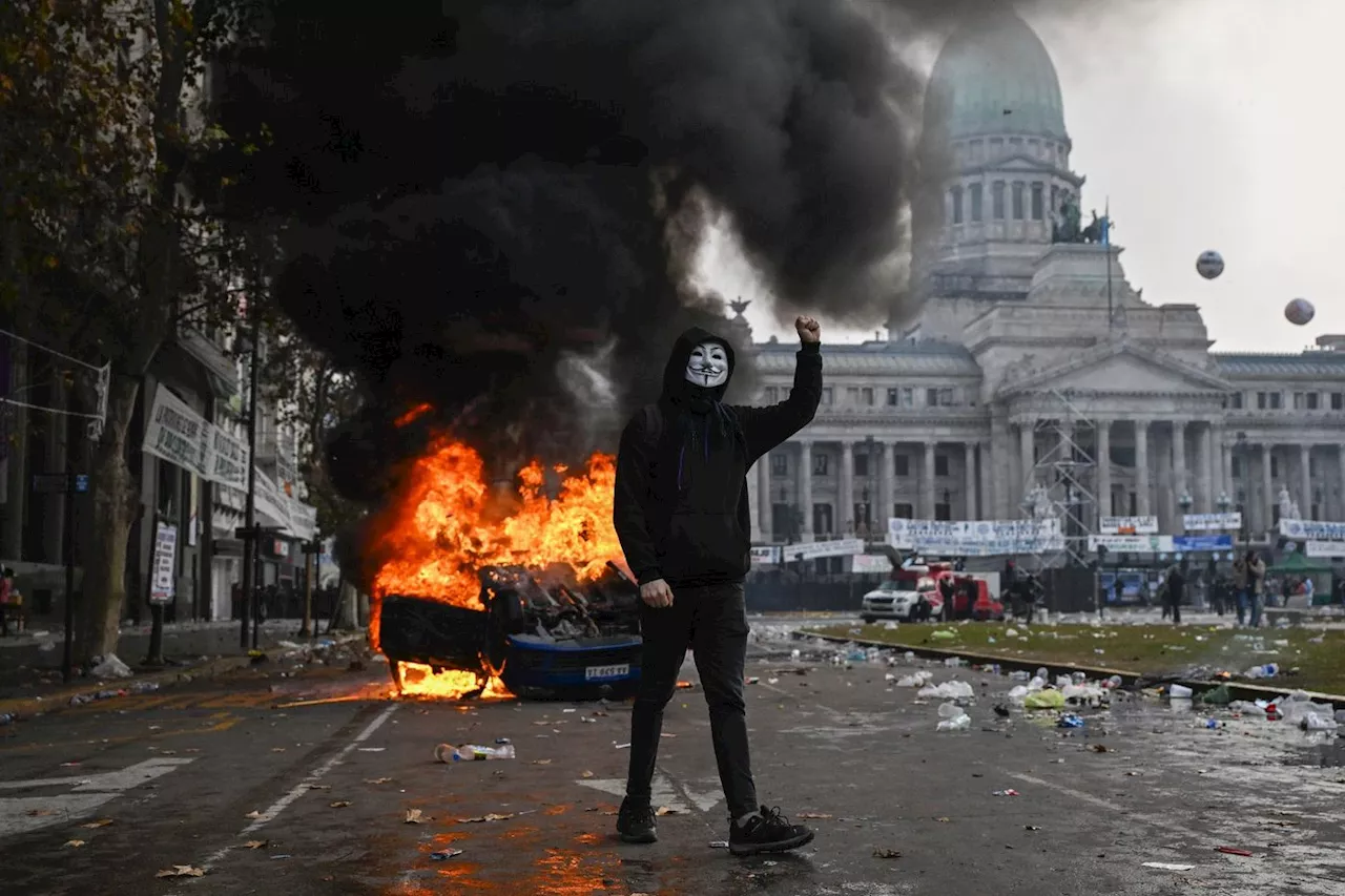 Argentine : le Sénat approuve des réformes de Milei, violemment rejetées dans la rue