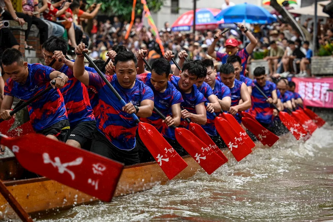 Chine: courses effrénées de bateaux-dragons dans d'étroits cours d'eau