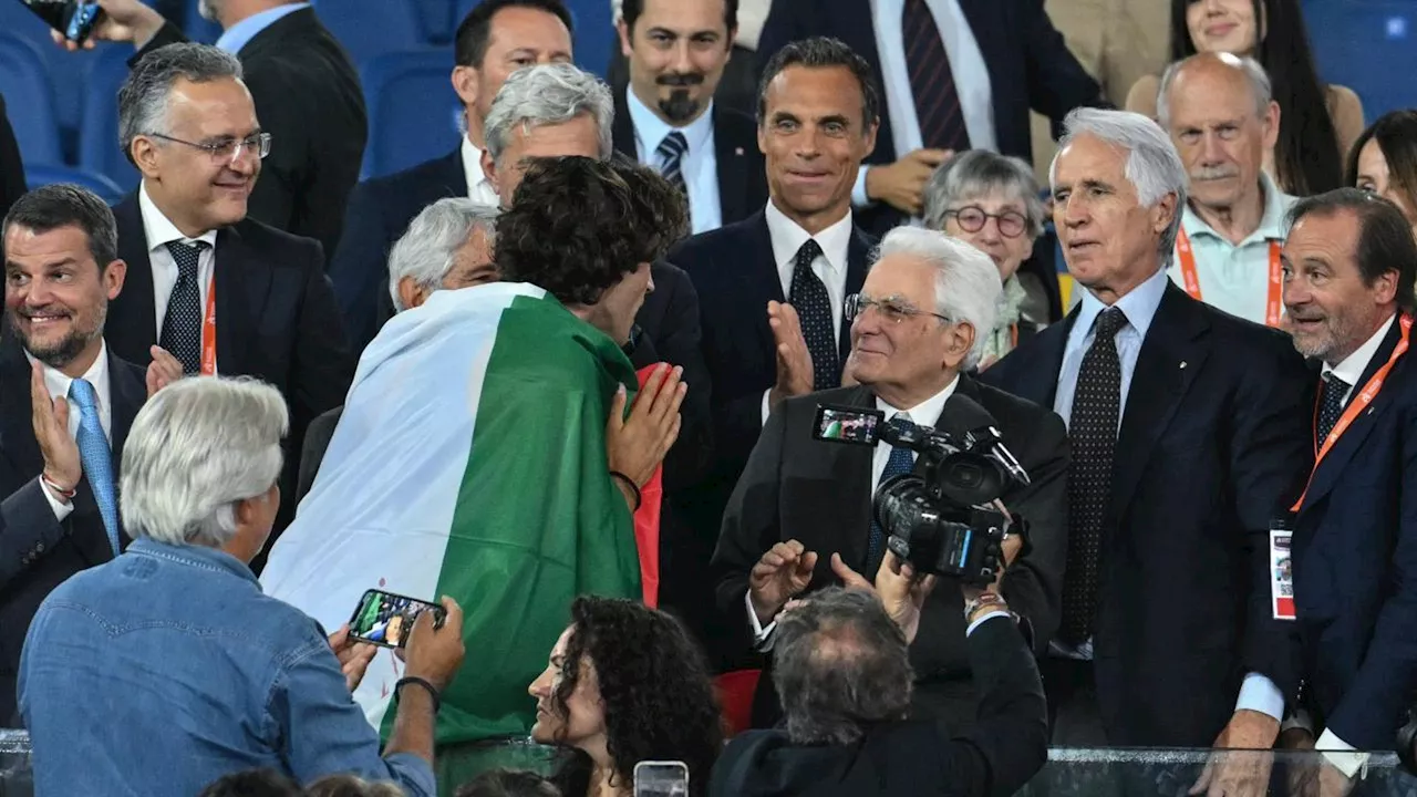 Gianmarco Tamberi corre in tribuna ad abbracciare Mattarella dopo l'oro agli Europei di atletica