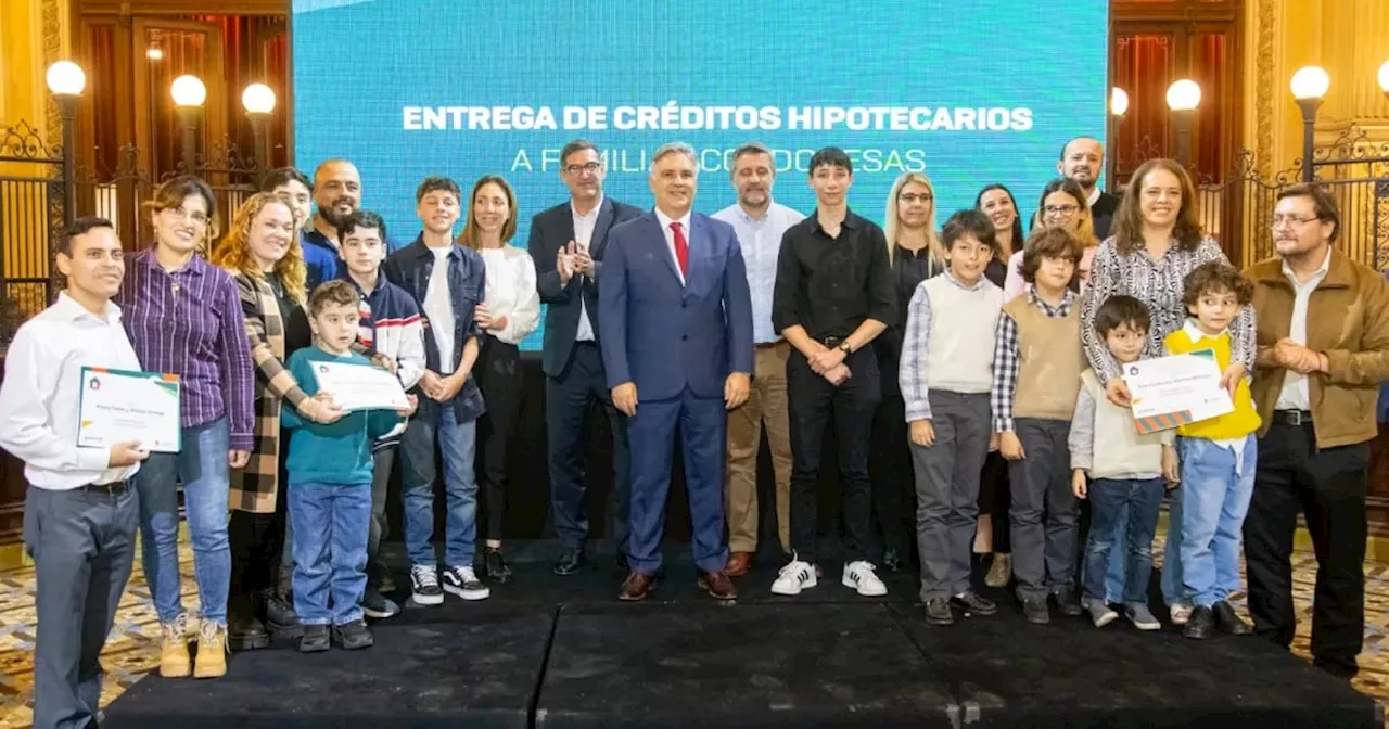 El gobernador Martín Llaryora entregó créditos hipotecarios Bancor a familias cordobesas