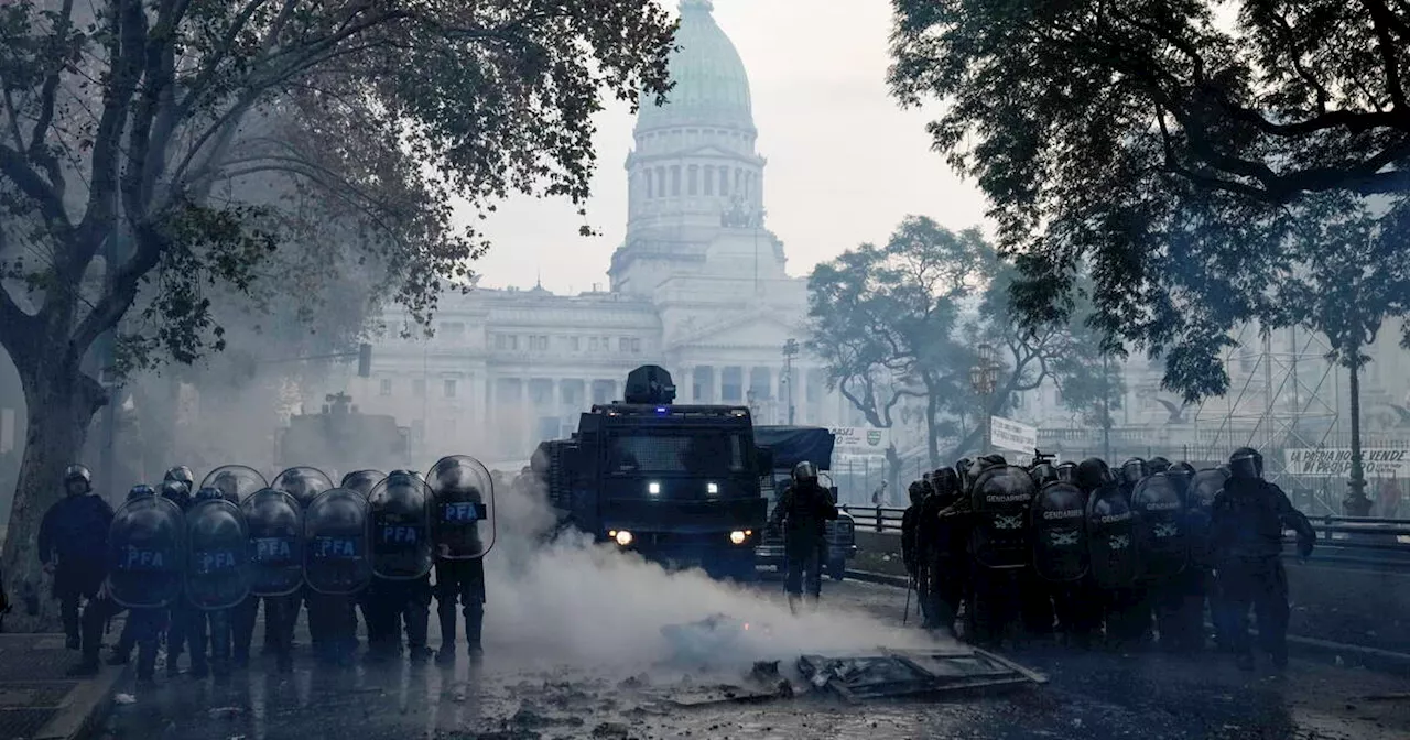 Argentine : le Sénat valide les réformes ultralibérales de Milei sur fond de manifestations violentes