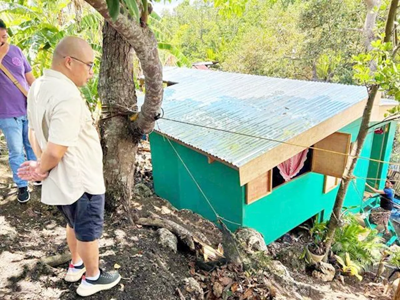 Aumentado turns over newly built house to homeless family