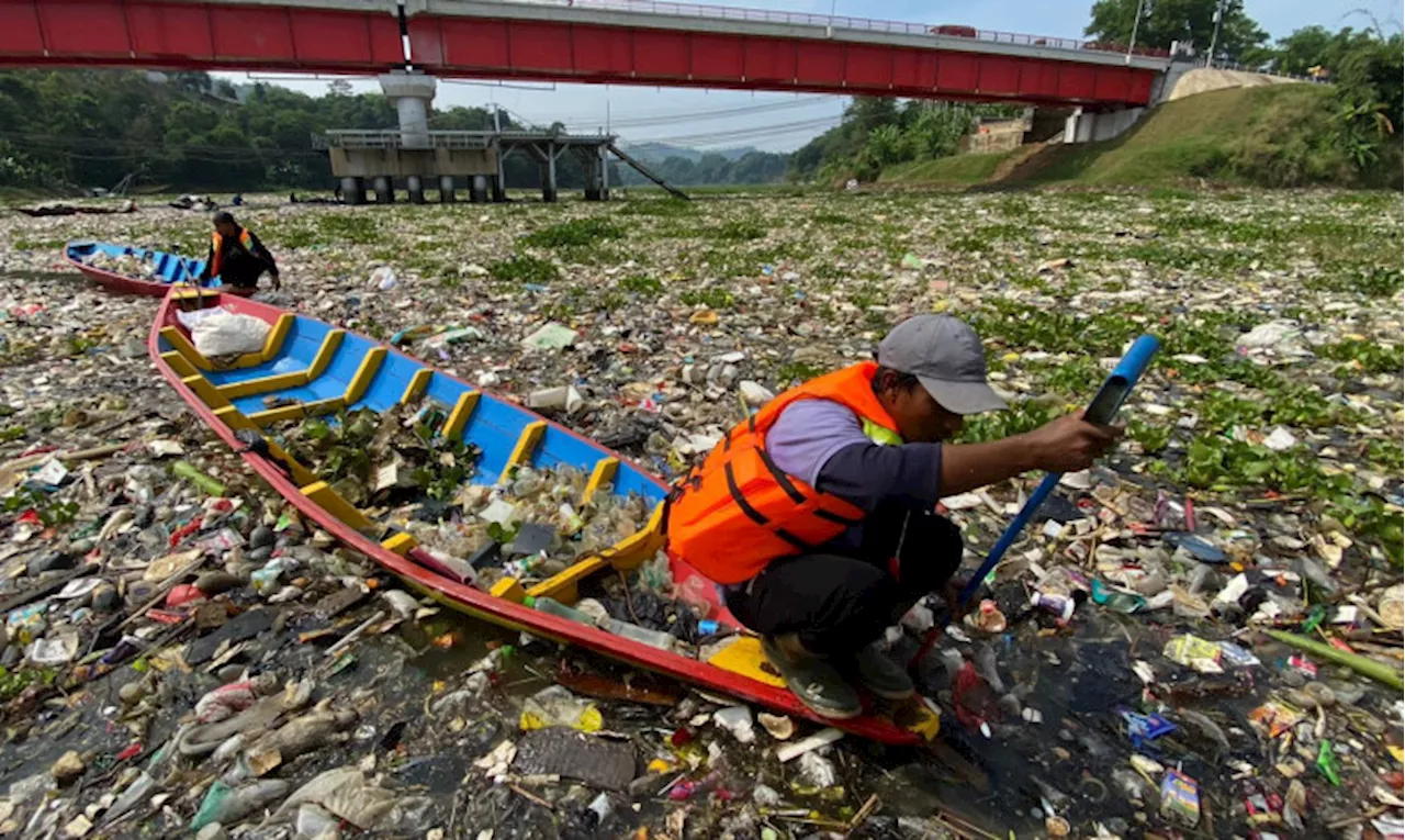 Tumpukan Sampah di Aliran Citarum di Batujajar mulai Berkurang