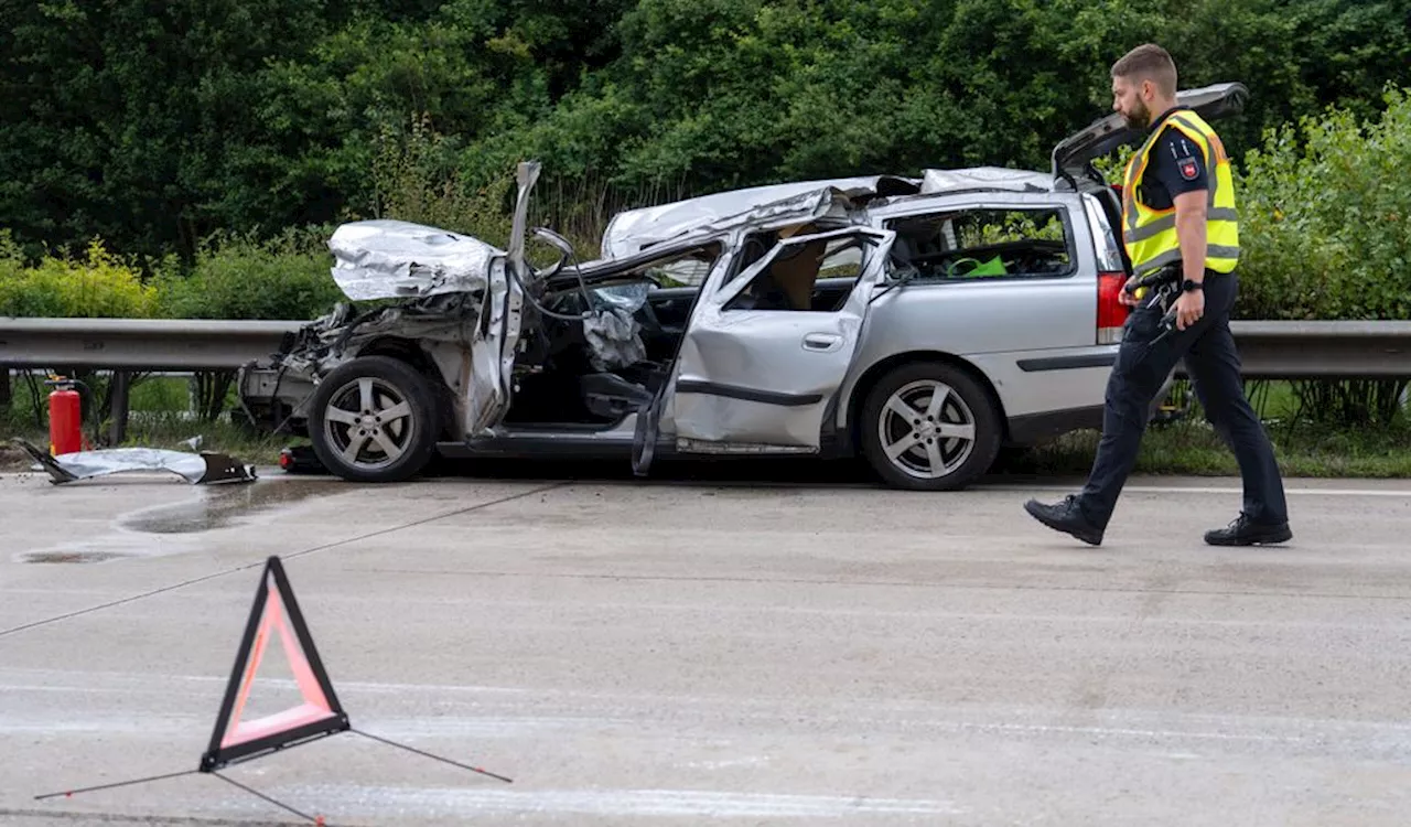 Großeinsatz auf A7: Volvo gerät unter Lkw – Fahrer schwer verletzt