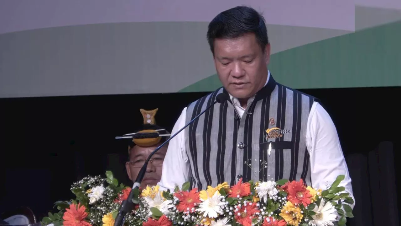 Pema Khandu Oath Ceremony: पेमा खांडू ने ली पद और गोपनीयता की शपथ, 2016 से लगातार हैं मुख्यमंत्री