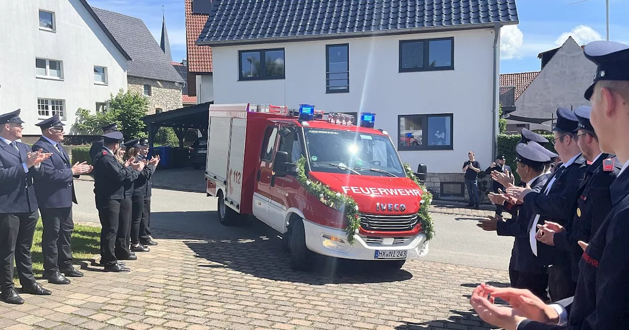 Nieheimer Feuerwehr steht Spalier für das neue Feuerwehrfahrzeug