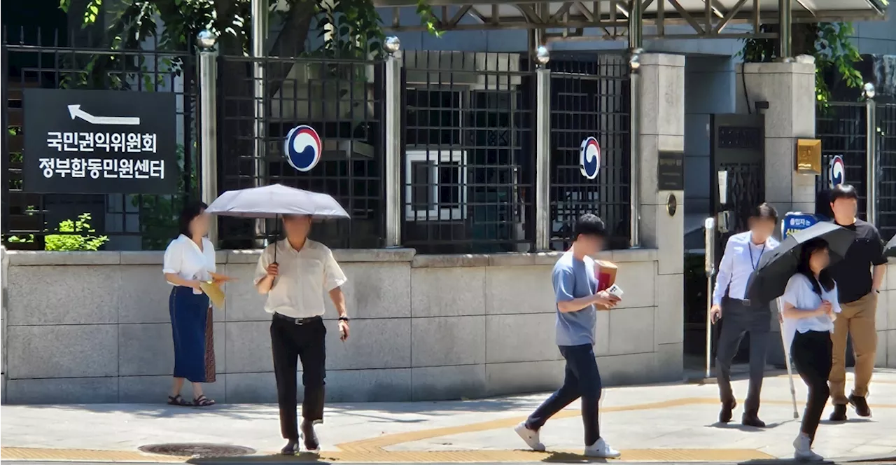 '스승의날 카네이션도 안 된다던 권익위, 김여사 가방은 OK?'