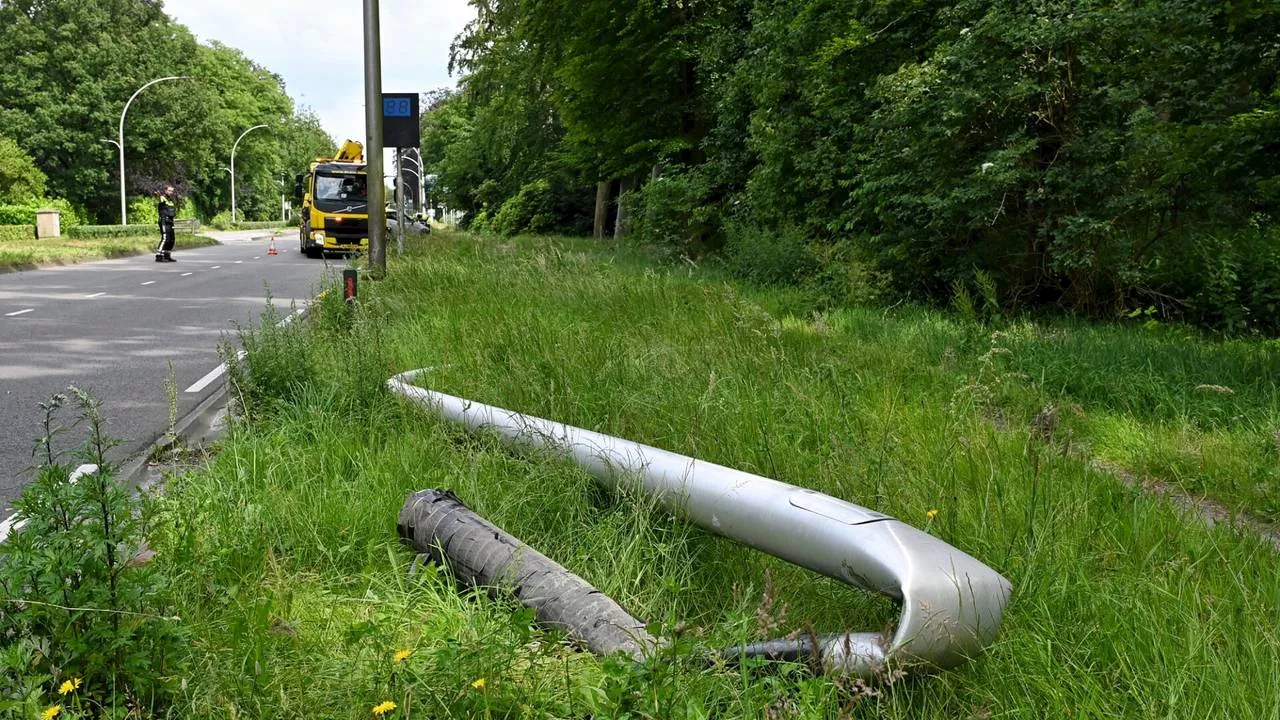 112-nieuws: man rijdt lantaarnpaal uit de grond • vertraging op de A67