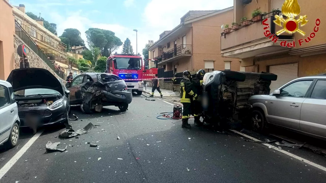 Schianto contro le auto in sosta, vettura danneggia la conduttura del gas