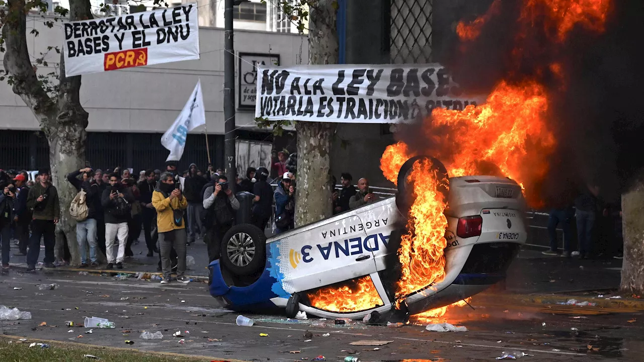 La Policía dispersa a los manifestantes mientras el Senado debate la ley estrella de Milei en Argentina