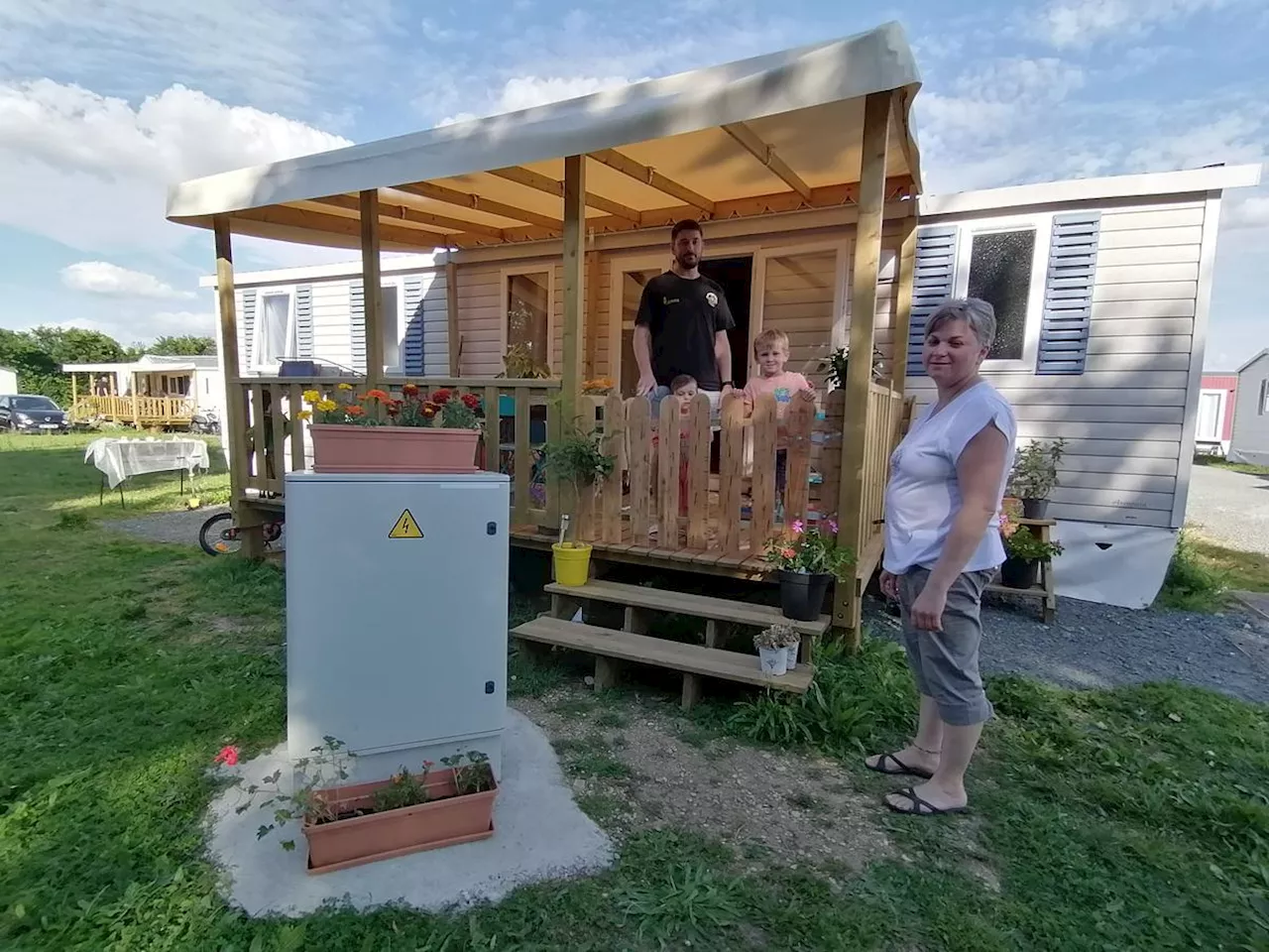 Un an après le séisme en Charente-Maritime : dans les mobile-homes, entre ras-le-bol et fête des voisins