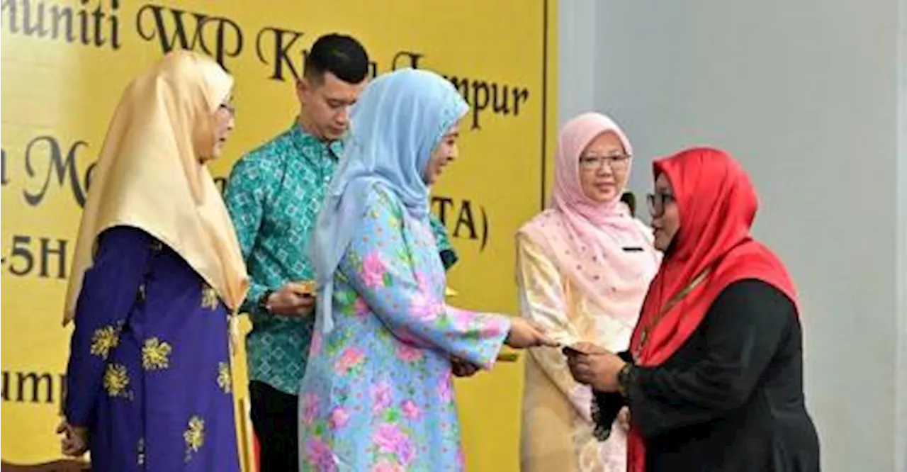 Raja Permaisuri Agong sampai sumbangan Aidiladha kepada 500 miskin bandar