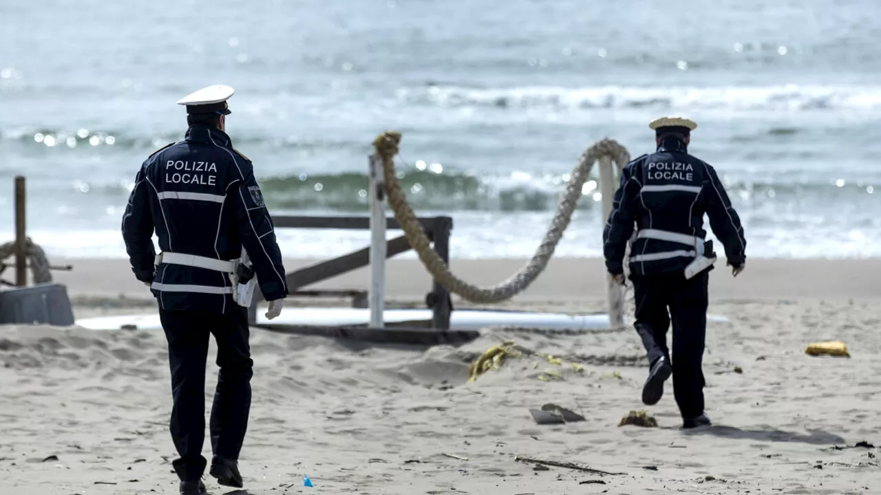 Due donne sbattute dalle onde sugli scogli: una è morta, salva l'amica