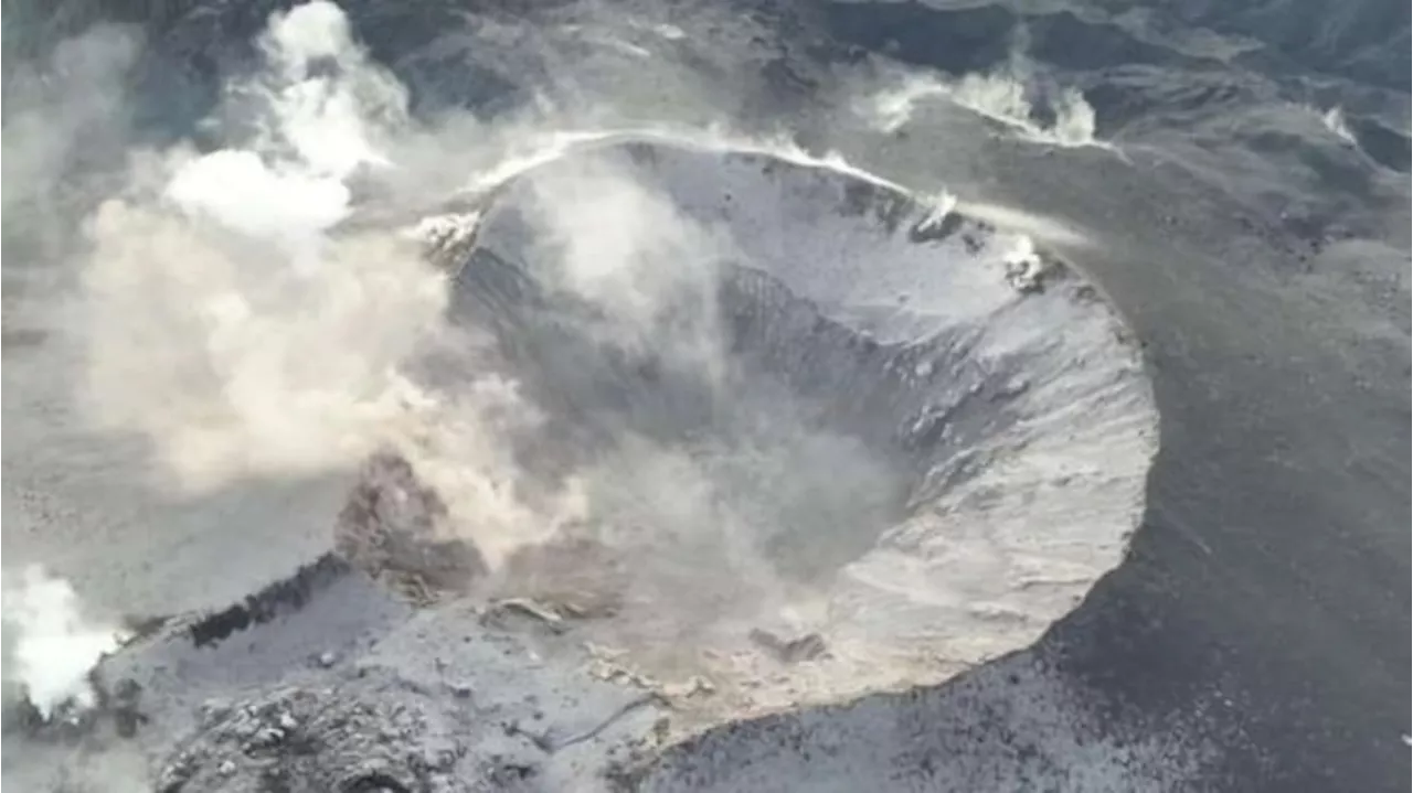 Badan Geologi Publikasikan Foto Langka Penampakan Kubah Lava di Kawah Gunung Ibu