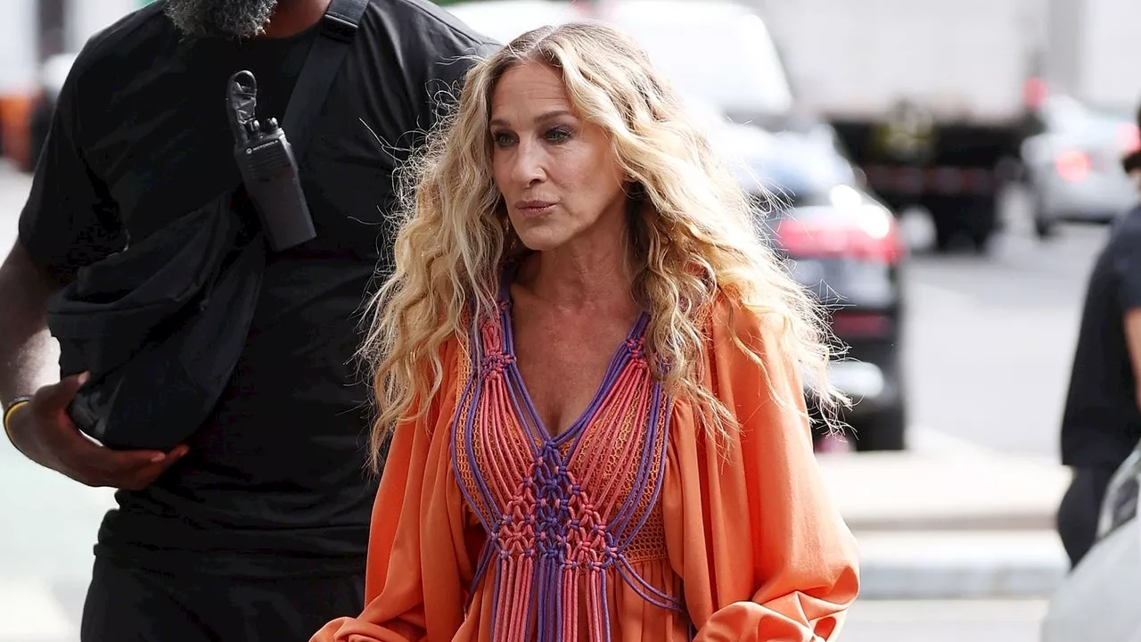 Sarah Jessica Parker luce un vestido boho con sandalias de tacón en Nueva York