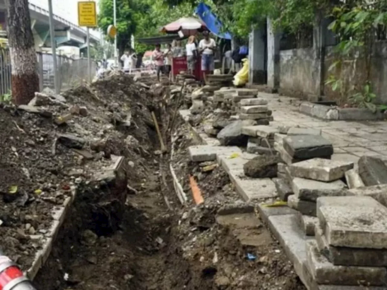 दादरचा फुटपाथ पालिकेने नव्हे चोरांनीच खोदला, दिवसाढवळ्या 7 लाखांची चोरी, पण हे घडलं कसं?