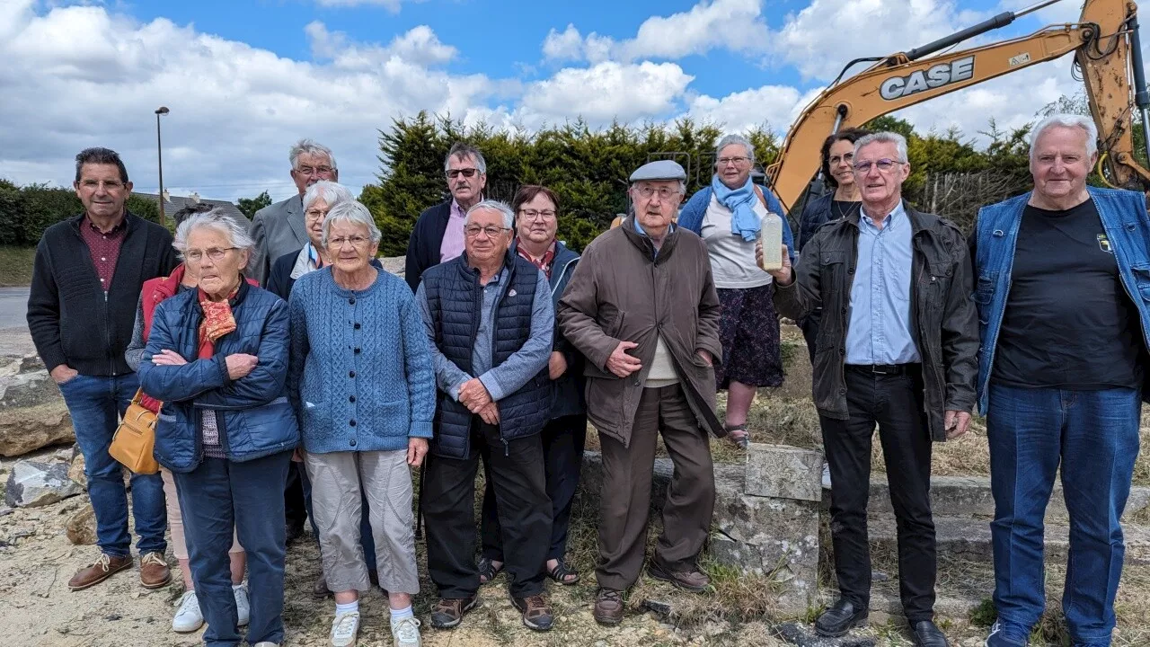 Ces anciens d’une commune du Cotentin font une découverte étonnante sous la Vierge Marie